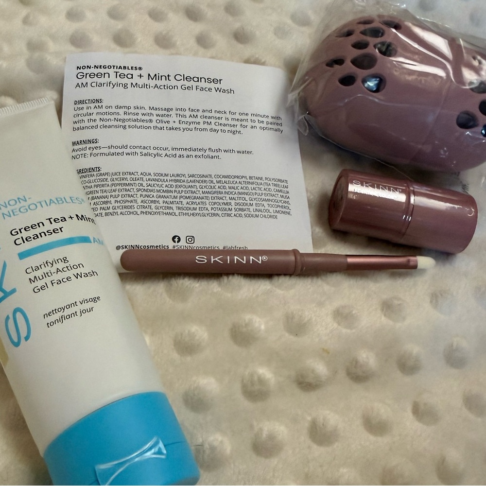SKINN Green Tea + Mint Cleanser bundle gift set - Picture 13 of 13
